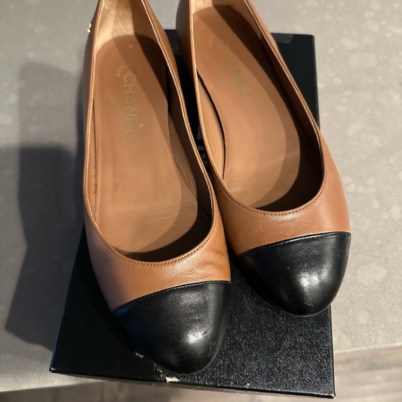 Chanel Brown and Black Leather Flats - Picture 8 of 8
